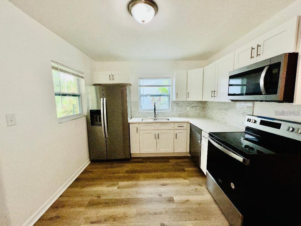 Image 7 of property listing at 1247 DAVIS ROAD, Dunedin, FL 34698