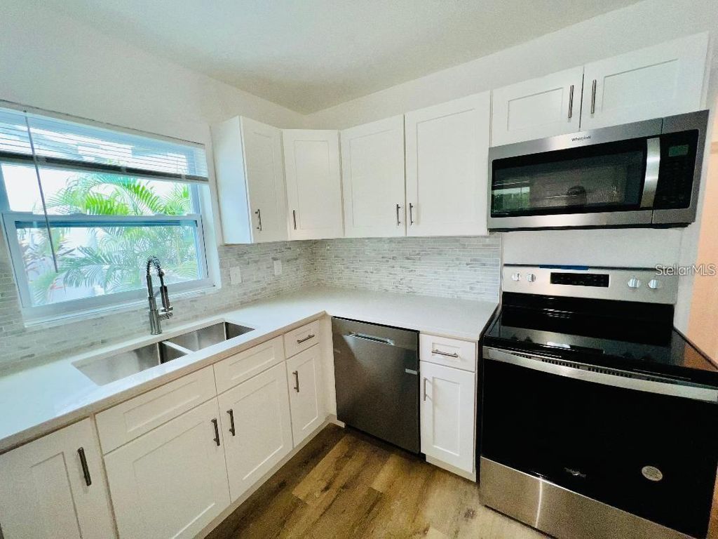 Image 9 of property listing at 1247 DAVIS ROAD, Dunedin, FL 34698