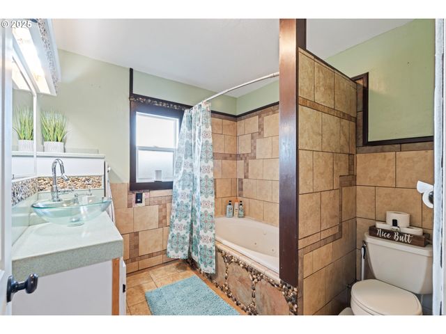 1416 E 14TH St, The Dalles, OR 97058