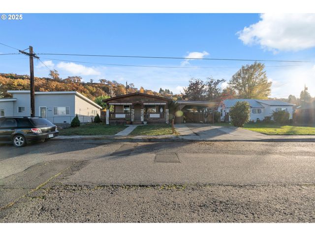 1416 E 14TH St, The Dalles, OR 97058