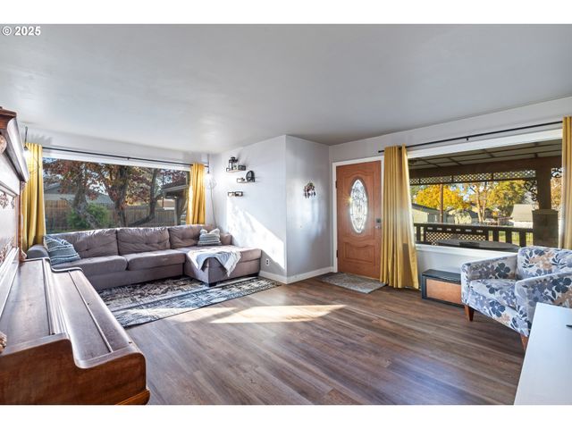 1416 E 14TH St, The Dalles, OR 97058