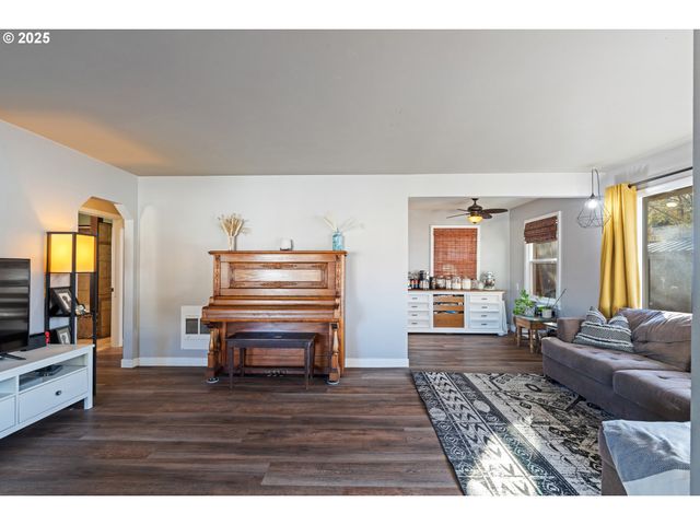 1416 E 14TH St, The Dalles, OR 97058