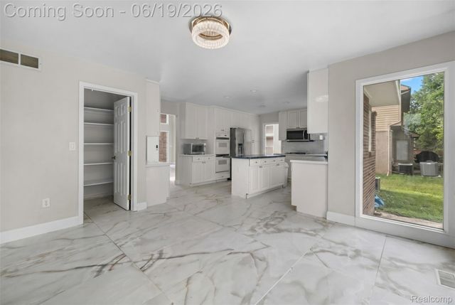 7386 Woodlore Drive, West Bloomfield Charter Township, MI 48323
