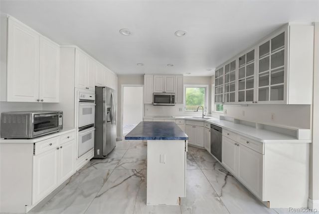 7386 Woodlore Drive, West Bloomfield Charter Township, MI 48323