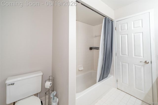 7386 Woodlore Drive, West Bloomfield Charter Township, MI 48323