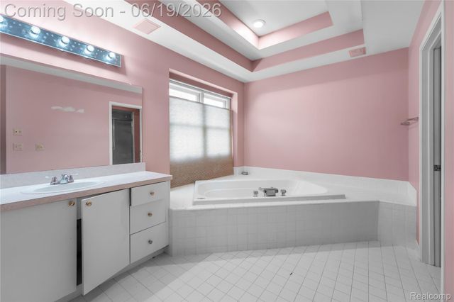 7386 Woodlore Drive, West Bloomfield Charter Township, MI 48323