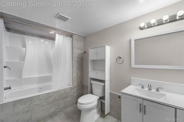 7386 Woodlore Drive, West Bloomfield Charter Township, MI 48323