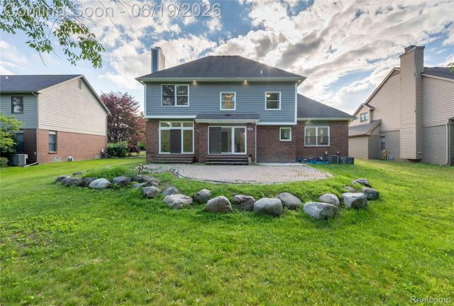 7386 Woodlore Drive, West Bloomfield Charter Township, MI 48323