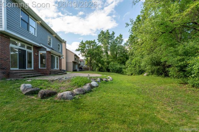 7386 Woodlore Drive, West Bloomfield Charter Township, MI 48323