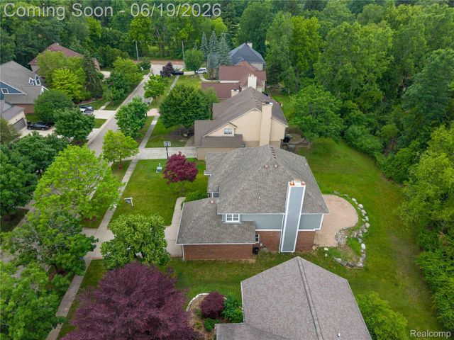 7386 Woodlore Drive, West Bloomfield Charter Township, MI 48323