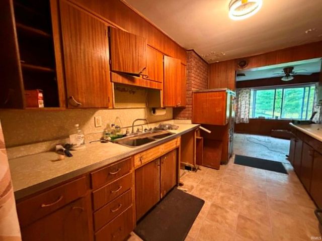 785 W Main Street, Bloomfield, IN 47424