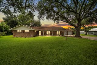 8105 Miller Drive, Hitchcock, TX 77563
