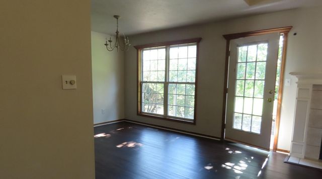 3877 S Cottage Avenue, Springfield, MO 65807