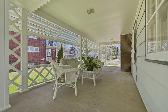 221 E Edgewood Avenue, New Castle, PA 16105
