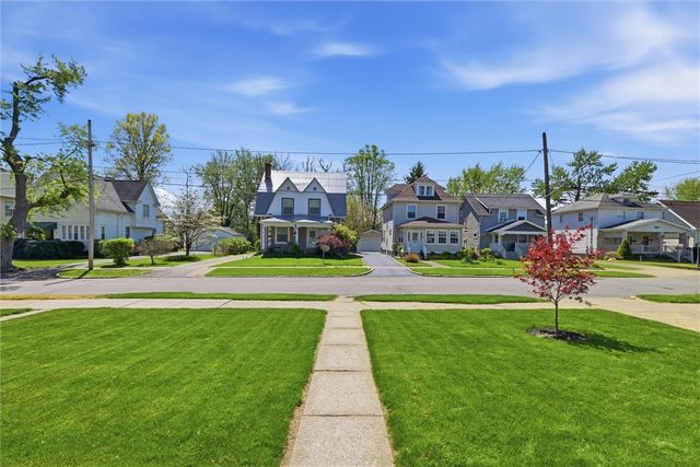221 E Edgewood Avenue, New Castle, PA 16105