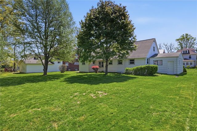 221 E Edgewood Avenue, New Castle, PA 16105