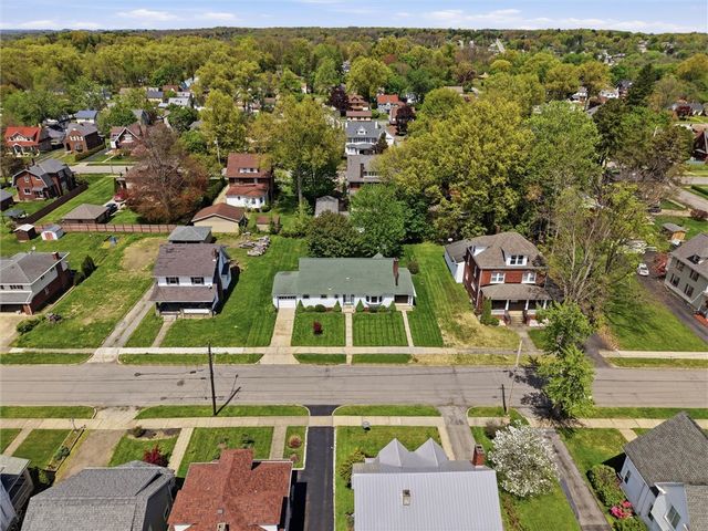 221 E Edgewood Avenue, New Castle, PA 16105