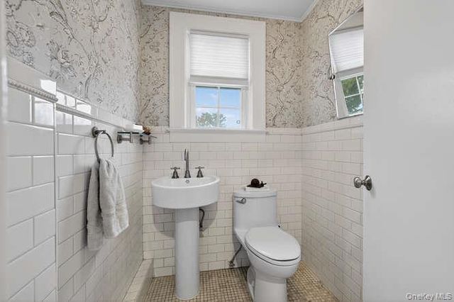 28 Jane Street, Roslyn Heights, NY 11577