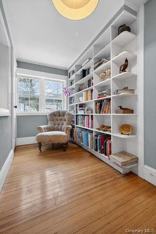 28 Jane Street, Roslyn Heights, NY 11577