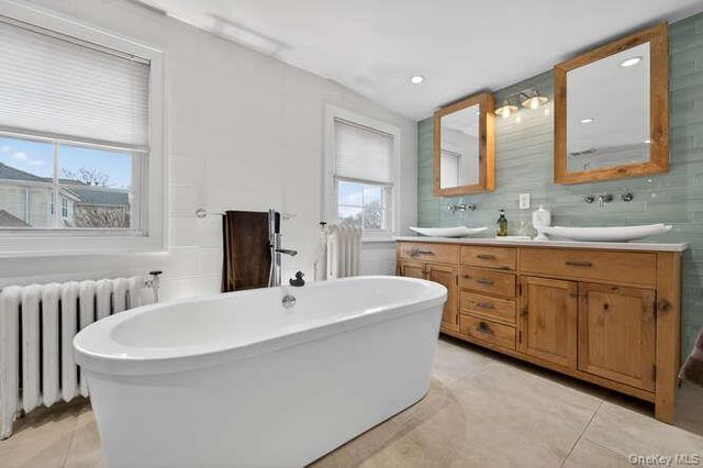 28 Jane Street, Roslyn Heights, NY 11577