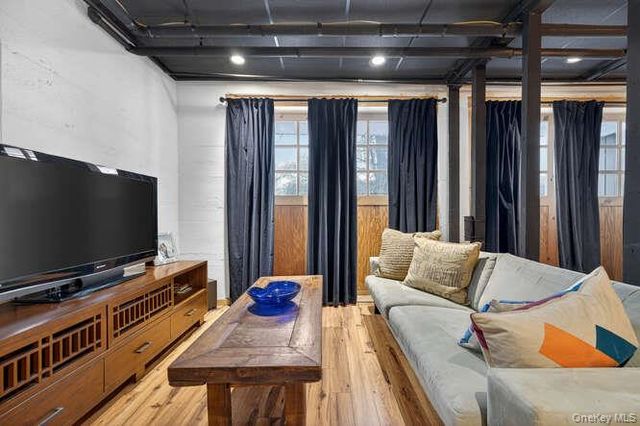 28 Jane Street, Roslyn Heights, NY 11577