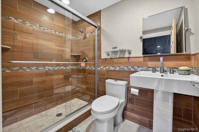 28 Jane Street, Roslyn Heights, NY 11577