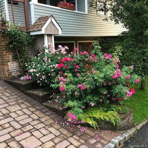 28 Jane Street, Roslyn Heights, NY 11577