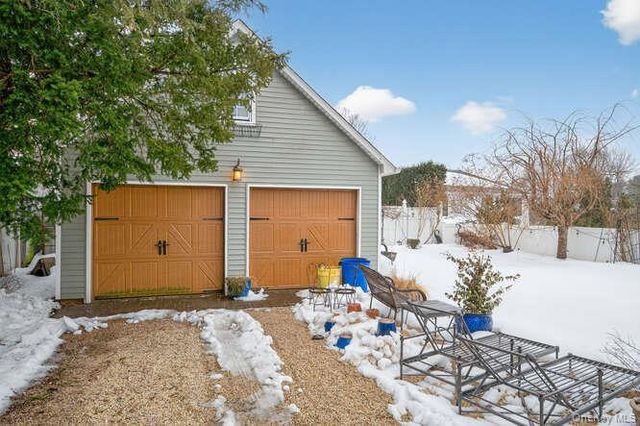 28 Jane Street, Roslyn Heights, NY 11577