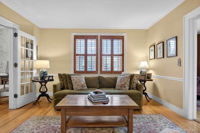 28 Jane Street, Roslyn Heights, NY 11577