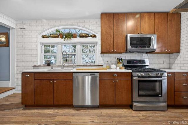 28 Jane Street, Roslyn Heights, NY 11577