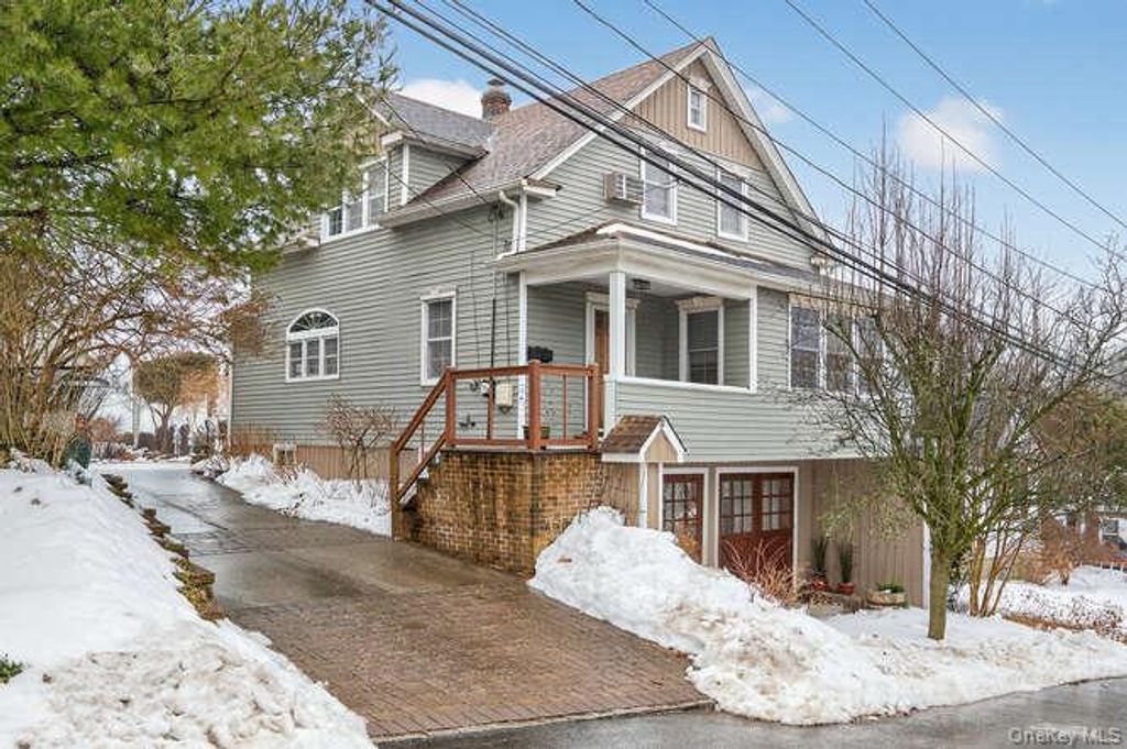 28 Jane Street, Roslyn Heights, NY 11577