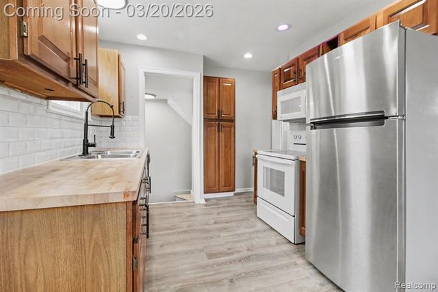 2170 Michigan Blvd, Lincoln Park, MI 48146