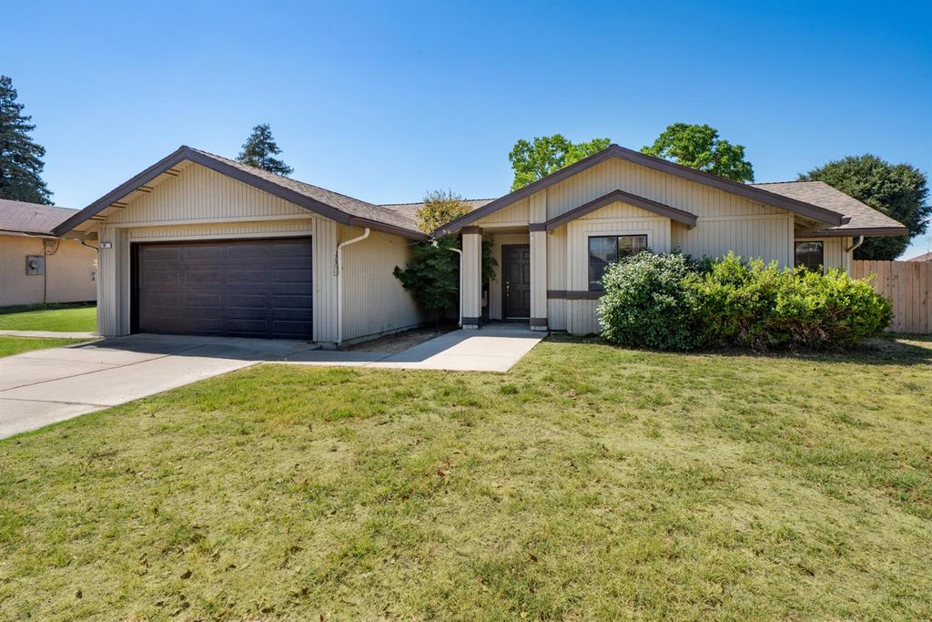 81 Carter Way, Fowler, CA 93625