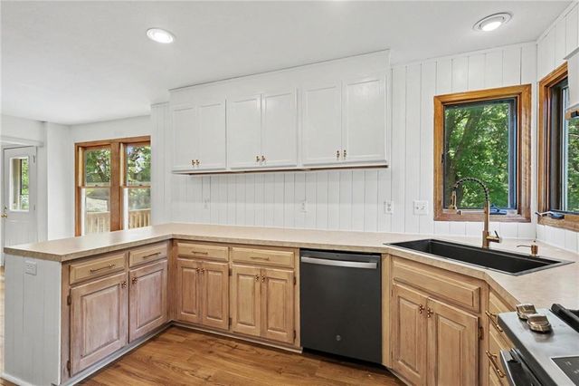 7106 N Holly Court, Kansas City, MO 64118