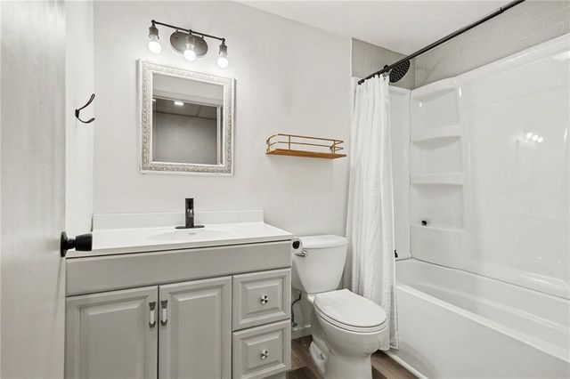 7106 N Holly Court, Kansas City, MO 64118