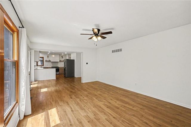7106 N Holly Court, Kansas City, MO 64118