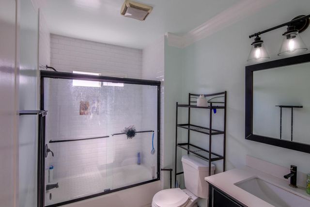 5907 S Van Ness Avenue, Los Angeles, CA 90047