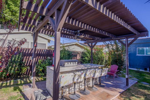 5907 S Van Ness Avenue, Los Angeles, CA 90047