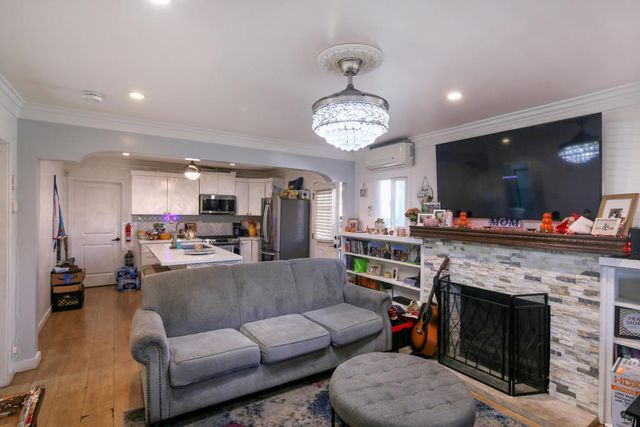 5907 S Van Ness Avenue, Los Angeles, CA 90047