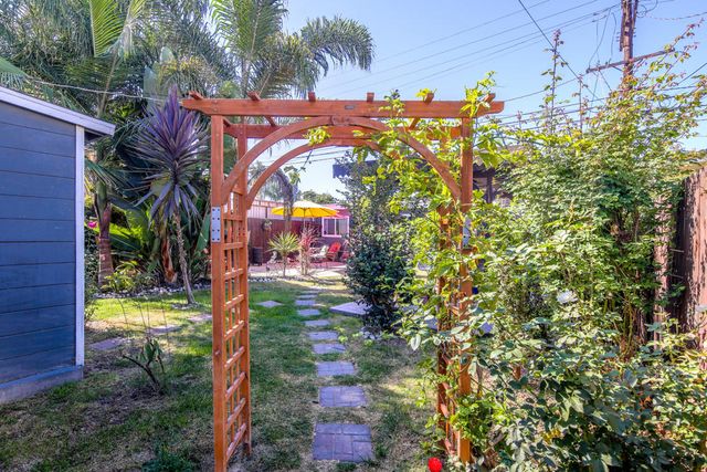 5907 S Van Ness Avenue, Los Angeles, CA 90047