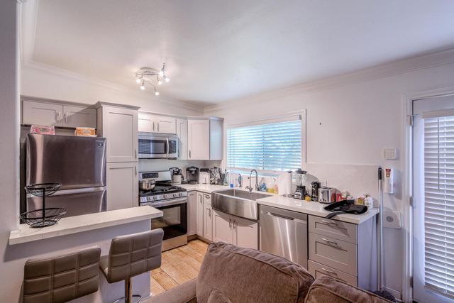 5907 S Van Ness Avenue, Los Angeles, CA 90047