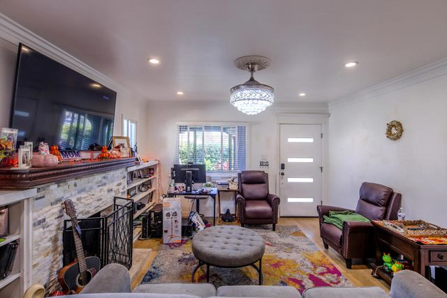 5907 S Van Ness Avenue, Los Angeles, CA 90047