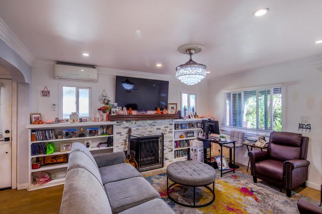 5907 S Van Ness Avenue, Los Angeles, CA 90047