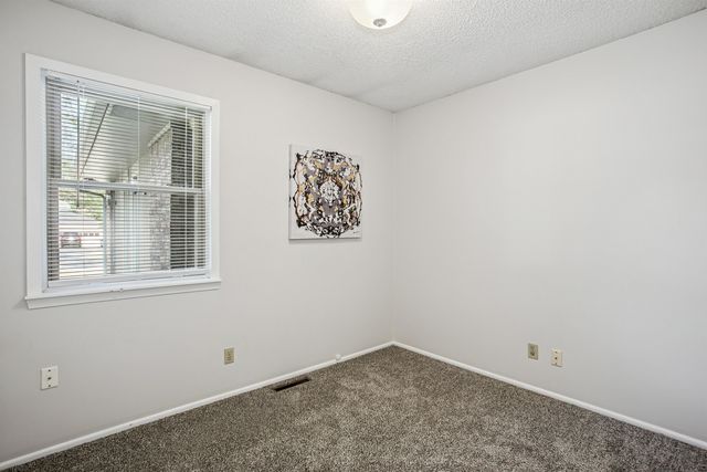 142 N Tracy St, Wichita, KS 67212