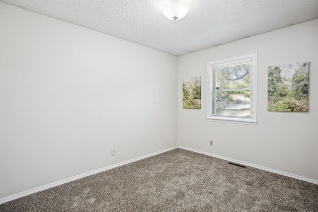 142 N Tracy St, Wichita, KS 67212