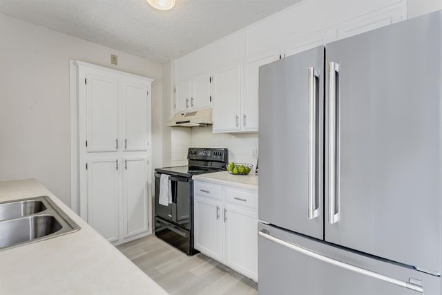 142 N Tracy St, Wichita, KS 67212