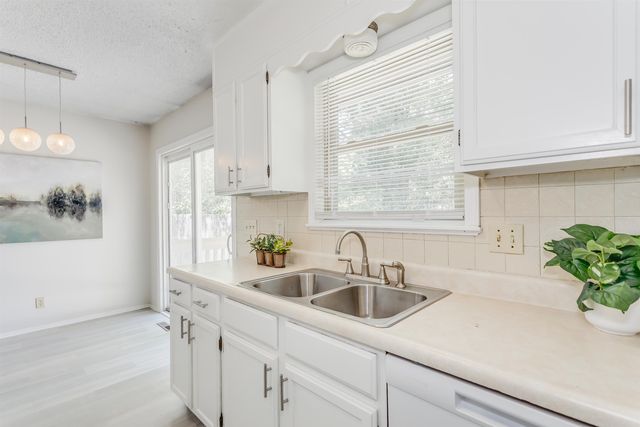 142 N Tracy St, Wichita, KS 67212