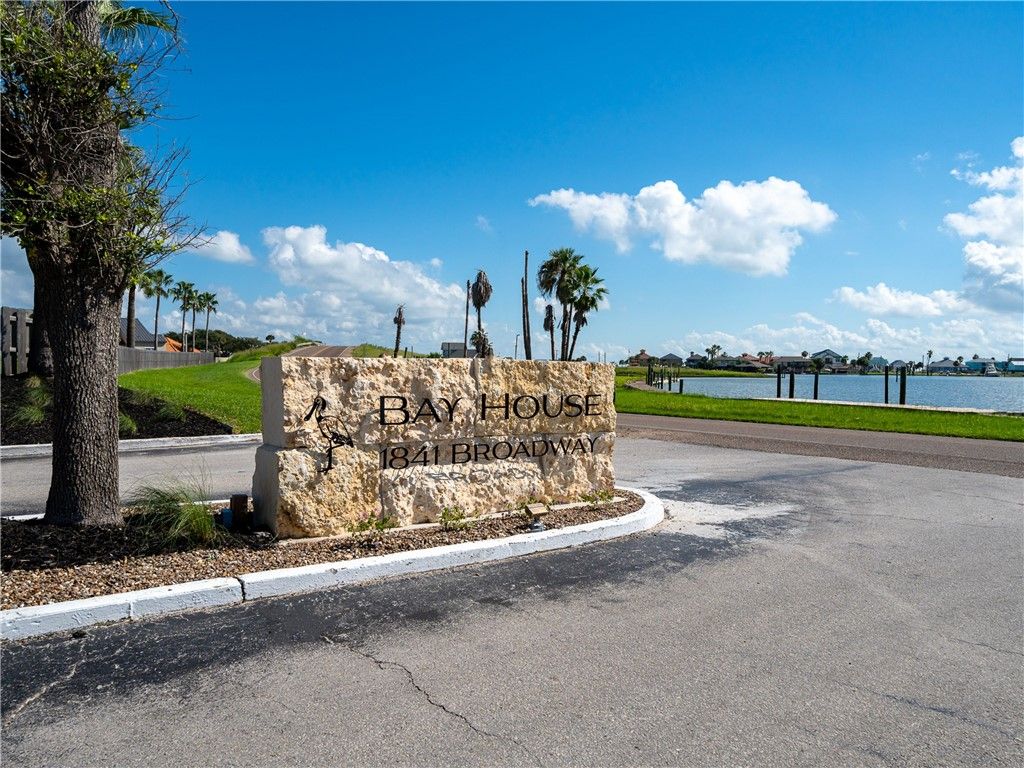 2404 Bayhouse Dr, Rockport, TX 78382 — photo 2