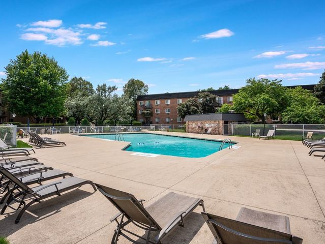 1041 N Mill Street 110, Naperville, IL 60563