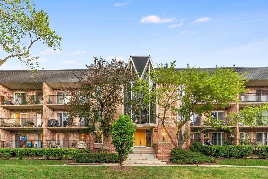1041 N Mill Street 110, Naperville, IL 60563